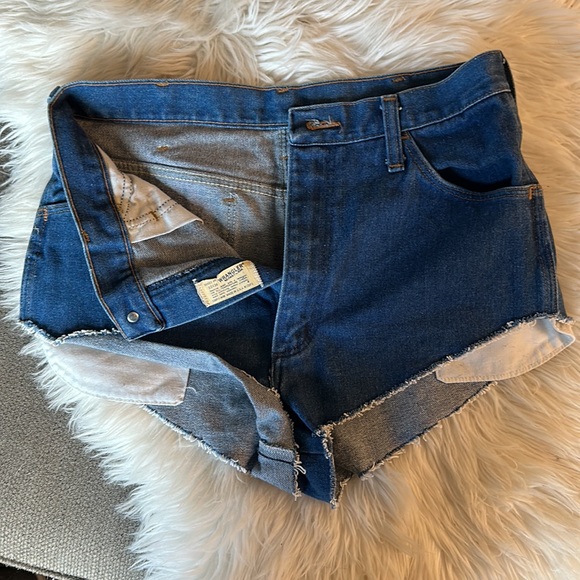 Wrangler Shorts - Cut offs - Picture 2 of 4